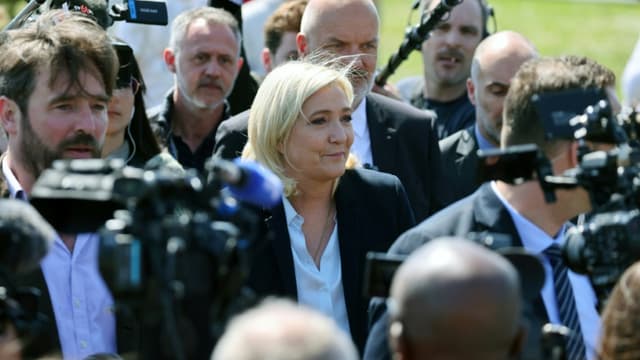 La candidate RN Marine Le Pen en campagne à Roy (Somme) le 21 avril 2022