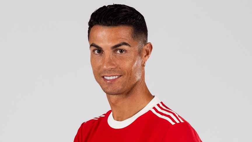 Cristiano Ronaldo pose dans son nouveau maillot de Manchester United