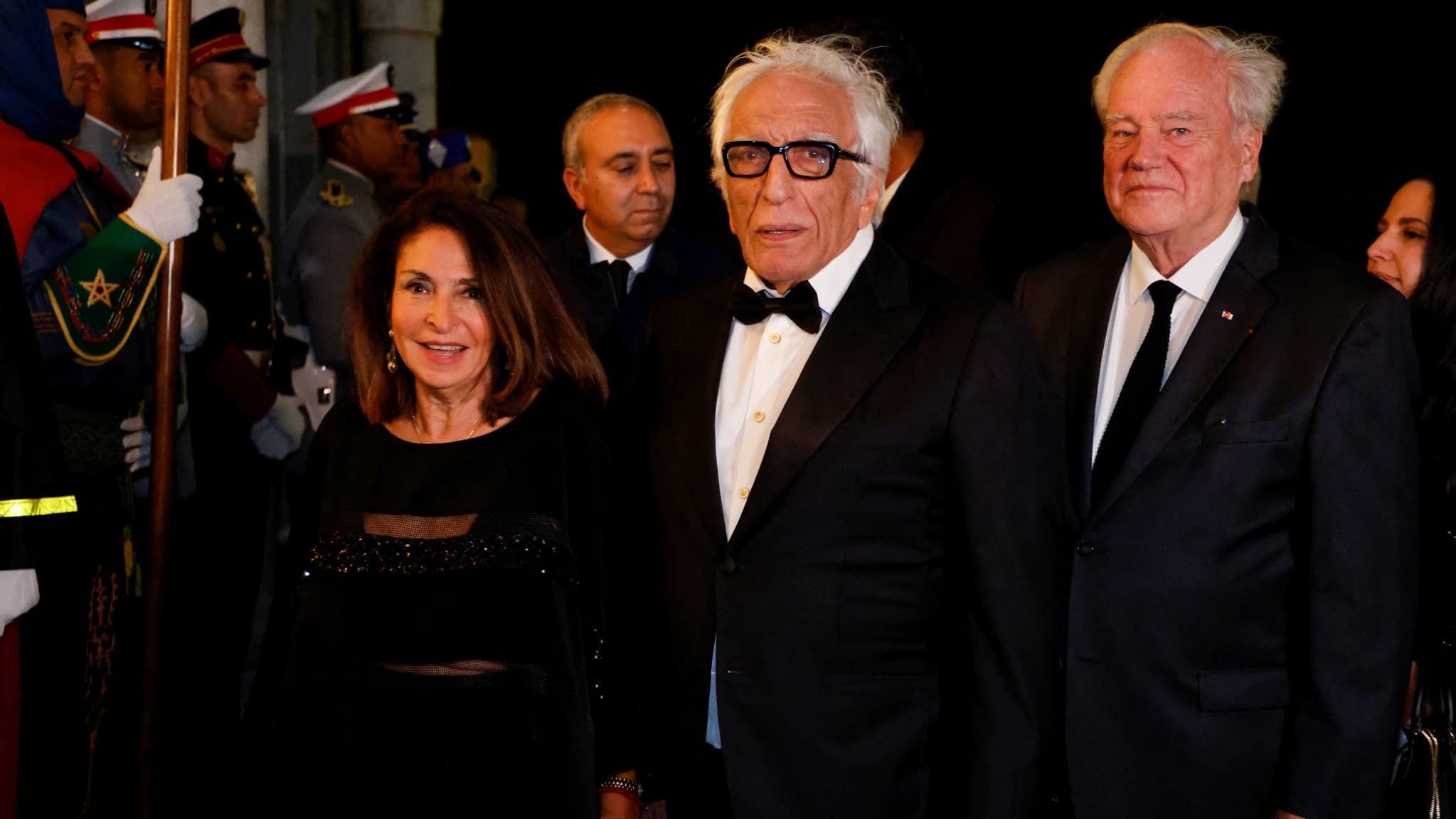 L'acteur Gérard Darmon, entouré des personnalités politiques Christian Cambon et Nicole Guedj, arrivant au dîner d'Etat au palais royal de Rabatle 29 octobre 2024. L'acteur Gérard Darmon, entouré des personnalités politiques Christian Cambon et Nicole Guedj, arrivant au dîner d'Etat au palais royal de Rabatle 29 octobre 2024.