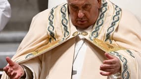 Le pape François préside la veillée pascale dans le cadre des célébrations de la Semaine sainte, à la basilique Saint-Pierre au Vatican, le 30 mars 2024.

