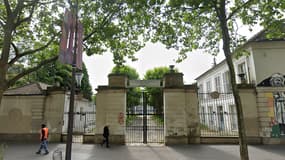 Entrée de l'ancien hôpital de La Rochefoucauld à Paris (14e arrondissement) en juin 2024