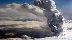 Le trafic aérien en Europe du Nord est fortement perturbé à cause de l'éruption d'un volcan en Islande (photo), dont le nuage de cendres s'est propagé sur les îles britanniques. /Photo prise le 14 avril 2010/REUTERS/Garde-côtes islandais/Arni Saeberg/HO