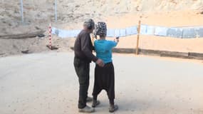 Une femme de 56 ans s'exerce au tir, Israël, octobre 2023 