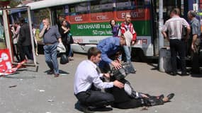 Vingt-sept personnes ont été blessées vendredi par quatre bombes dissimulées dans des poubelles de Dniepropetrovsk, ville de l'est de l'Ukraine. Le parquet ukrainien a décidé de traiter ces actes comme "terroristes". /Photo prise le 27 avril 2012/REUTERS