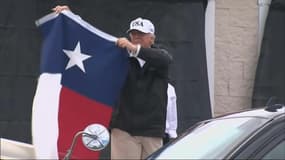 Harvey: Trump brandit un drapeau du Texas en solidarité avec les sinistrés