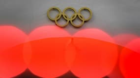 Les anneaux olympiques devant le siège du Comité international olympique, le 8 mars 2021 à Lausanne en Suisse 