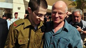 Le père de Gilad Shalit, a déclaré que son fils, libéré après plus de cinq ans de captivité dans la bande de Gaza, avait parfois traité avec brutalité par ses gardiens et qu'il faudrait du temps pour qu'il se remette totalement de ses épreuves. /Photo pri