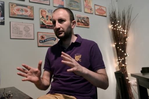 Interdit de sortie du territoire turc, privé de passeport, le journaliste Cevheri Güven a franchi clandestinement le fleuve frontalier d'Evros en septembre avec sa femme, également journaliste, et leurs enfants, 5 et 8 ans. Interdit de sortie du territoire turc, privé de passeport, le journaliste Cevheri Güven a franchi clandestinement le fleuve frontalier d'Evros en septembre avec sa femme, également journaliste, et leurs enfants, 5 et 8 ans.