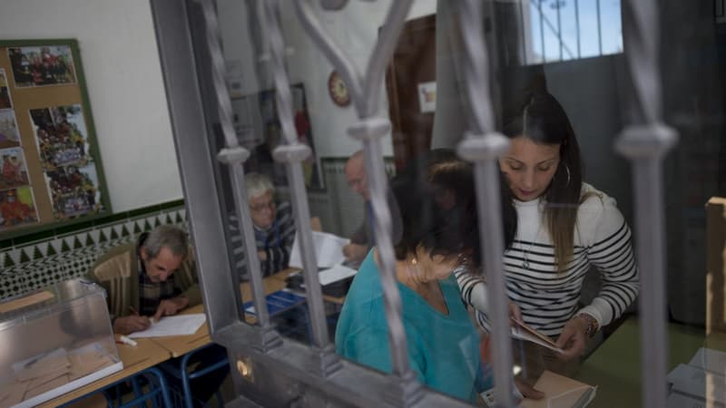 Dans un bureau de vote à Parauta près de Malaga, le 28 avril