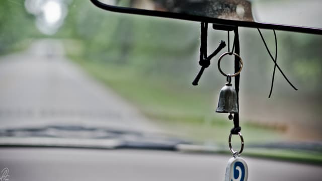 De l’autre côté de la Manche, si on peut décorer son pare-brise, on ne peut cependant pas suspendre n’importe quoi à son rétroviseur.