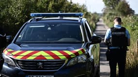 Un gendarme bloque l'accès menant à la zone de recherches de l'avion de tourisme écrasé le 15 août 2023 en Loire-Atlantique