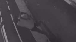 Un suspect en train de déposer un tête de cochon devant la mosquée de Malakoff, dans la nuit du lundi 8 au mardi 9 septembre