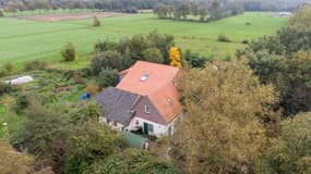 Une vue aérienne de la ferme.