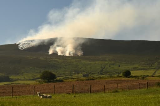 Incendie dans la lande près de Greenfield, dans le nord-ouest de l'Angleterre, le 27 juin 2018