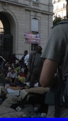  Des centaines de familles sans-abris s'installent devant la mairie du 11e arrondissement à Paris pour demander un hébergement 