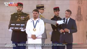 Parade des JO: Antoine Dupont reçoit à son tour la Légion d'honneur