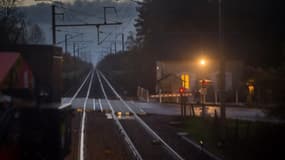 Image d'illustration d'un passage à niveau le 18 novembre 2016, entre Saint-Pierre-des-corps et Vierzon dans le centre de la France