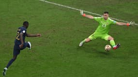 Randal Kolo Muani bute sur Emiliano Martinez