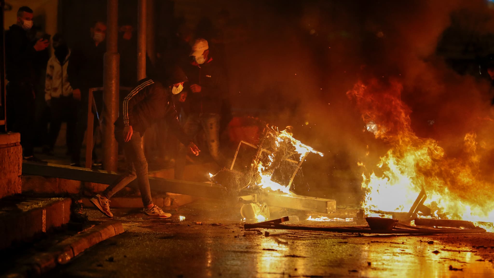 Affrontements entre les forces policières israéliennes et des manifestants palestiniens à Jérusalem dans la nuit du 22 au 23 avril 2021
Affrontements entre les forces policières israéliennes et des manifestants palestiniens à Jérusalem dans la nuit du 22 au 23 avril 2021