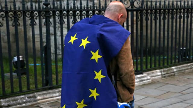 Un manifestant pro U-E enveloppé dans un drapeau de l'Union Européenne dans le centre de Londres le 28 juin 2016