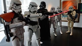 Des membres du personnel déguisés en personnages des films Star Wars lors de l'inauguration officielle du nouveau bâtiment "Sandcrawler" du studio d'animation de Lucasfilms à Singapour, le 16 janvier 2014.