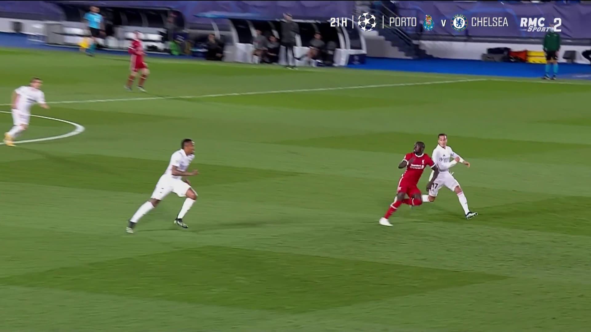 Mané lève la tête vers le ballon quand Vazquez semble uniquement concentré sur son adversaire Mané lève la tête vers le ballon quand Vazquez semble uniquement concentré sur son adversaire