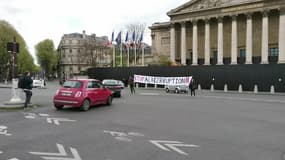 Paris : des manifestants déploient une banderole près de l'Assemblée Nationale - Témoins BFMTV