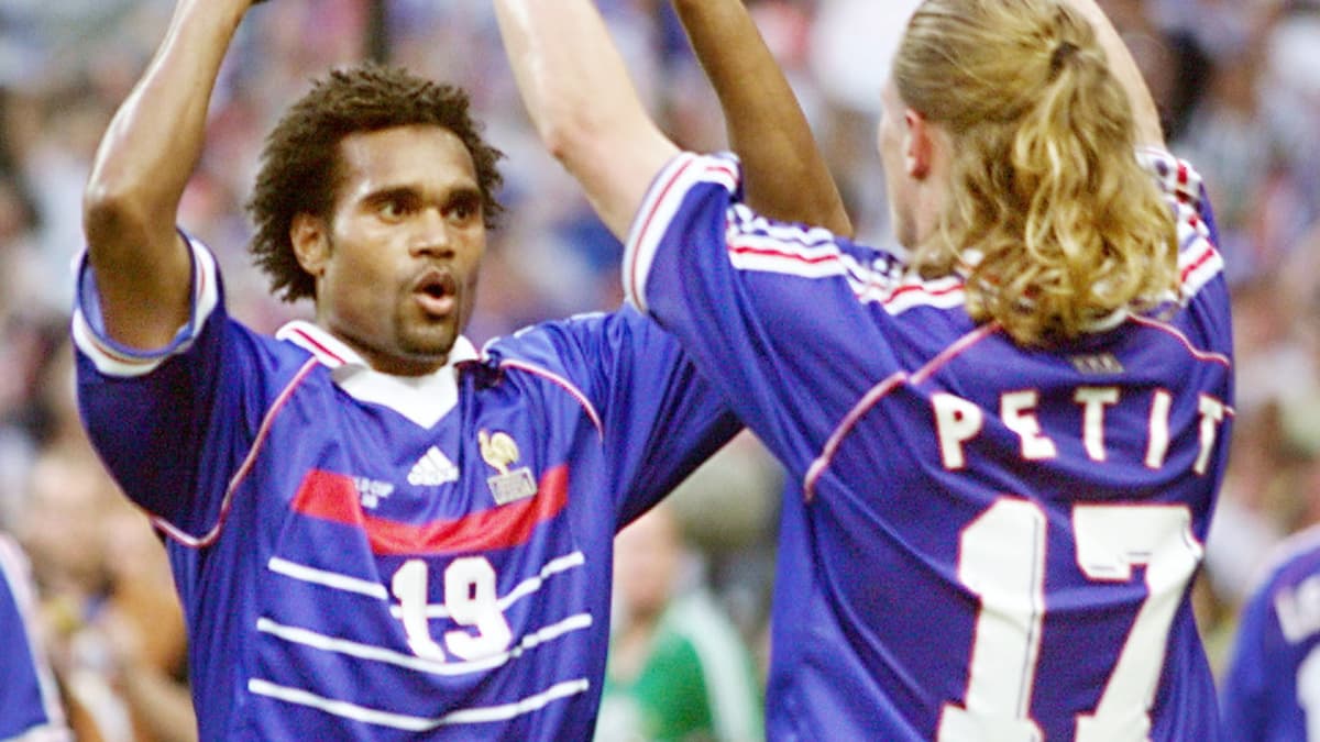 Christian Karembeu (de face) et Emmanuel Petit, deux des trois récupérateurs titulaires chez les Bleus champions du monde en 1998 avec Didier Deschamps Christian Karembeu (de face) et Emmanuel Petit, deux des trois récupérateurs titulaires chez les Bleus champions du monde en 1998 avec Didier Deschamps