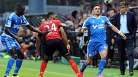 Rémy Cabella tente de percer la défense guingampaise sous les yeux de Michel