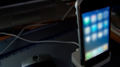 Une jeune femme s'est électrocutée avec son iPhone, qui était en train de charger.