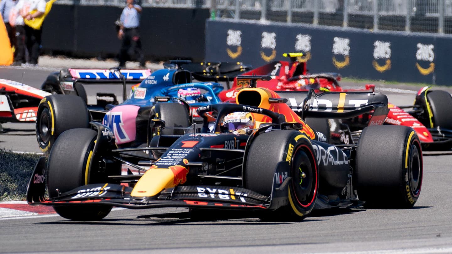 Verstappen dominuje Sainz, Hamilton trzeci
