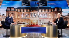 Emmanuel Macron et Marine Le Pen sur le plateau de leur débat télévisé, à Saint-Denis, le 20 avril 2022