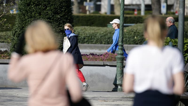 Des passantes à Bruxelles, en période de confinement, le 5 avril 2020.