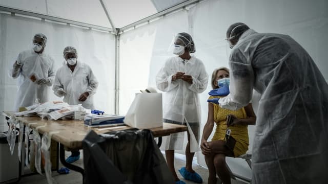 Des tests au Covid-19 sont menés à Arcachon, en France, le 24 juillet 2020