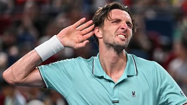 Arthur Rinderknech célébrant sa victoire contre Alexander Zverev au 3e tour du Masters 1000 de Shanghai