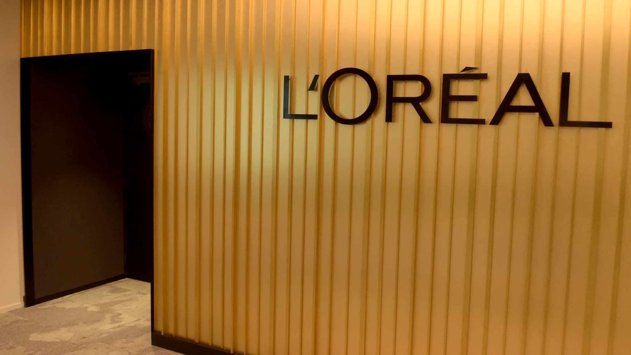 "NOUS SOMMES TOUCHÉS ET HONORÉS": L’ORÉAL, QUI POURRAIT ÊTRE LE BÉNÉFICIAIRE DU TESTAMENT D'ARMANI, "VA ÉTUDIER" L’ACQUISITION D’UNE PARTICIPATION DANS LA SOCIÉTÉ