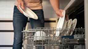 Une personne range ses assiettes dans le lave-vaisselle (photo d'illustration).