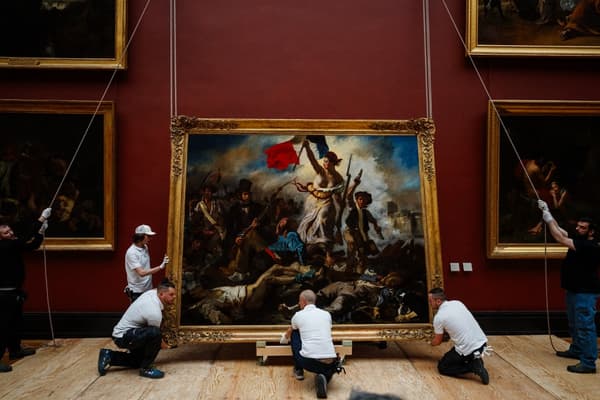 La toile "La liberté guidant le peuple" après sa restauration, musée du Louvre, avril 2024