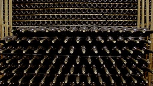 L'ex-secrétaire personnel d'un haut cadre de la finance new-yorkaise a été arrêté à Los Angeles, accusé d'avoir dérobé à son patron des centaines de bouteilles de vins renommés