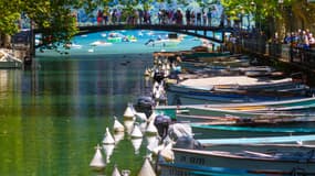Le lac d'Annecy, dans le département de la Haute-Savoie,  Auvergne-Rhône-Alpes