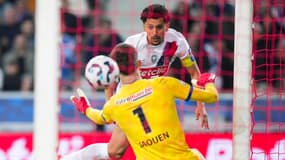 Le Brésilien du PSG Marquinhos égalise de la tête contre Dunkerque en Coupe de France, le 1er avril 2025