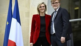 La nouvelle ministre de l'Agriculture Agnès Pannier-Runacher (g) et son prédécesseur Marc Fesneau, le 9 février 2024 à Paris