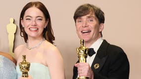 Emma Stone et Cillian Murphy posant avec leur Oscar le 11 mars 2024