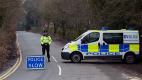 Un policier bloque l'accès à la résidence de Boris Berezovski, à Ascot, en Angleterre, dimanche 24 mars.