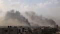 De la fumée est visible à Rafah après des frappes menées par l'armée israélienne à Rafah, ce mardi 28 mai.