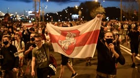 Des manifestants à Minsk, au Bélarus, le dimanche 9 août 2020.