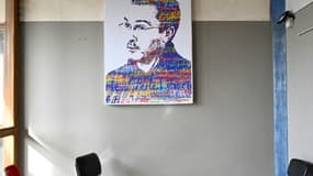 Un portrait de Samuel Paty lors d'une cérémonie d'hommage à l'école du Bois d'Aulne dans lequel il enseignait, à Conflans-Sainte-Honorine, dans les Yvelines, le 16 octobre 2023