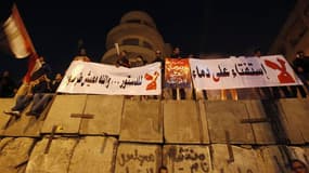 Manifestants anti-Morsi devant le palais présidentiel du Caire. Le référendum sur le projet de nouvelle constitution en Egypte, prévu le 15 décembre, se déroulera sur deux jours et non plus sur la seule journée de samedi, a annoncé mardi soir la commissio