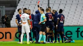 Dimitri Payet écope d'un carton rouge lors du match OM-PSG, à Marseille le 7 février 2021