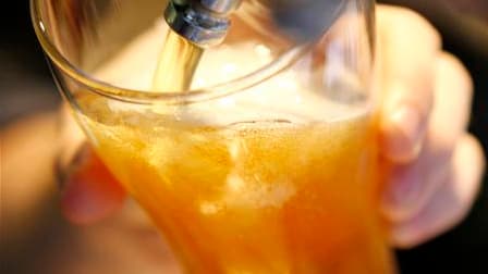 Britanniques et Irlandais sont les plus gros consommateurs d'alcool en Europe, selon une enquête réalisée par TNS Opinion pour la Commission européenne. /Photo d'archives/REUTERS/Daniel Munoz